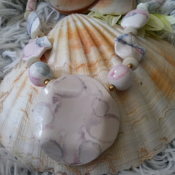 Shell like necklace made in JapanVintage ceramic pastel necklace, - Picture 2 of 11